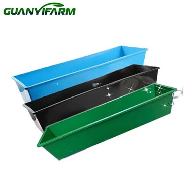 Plastikust hobuse söötmise sõim